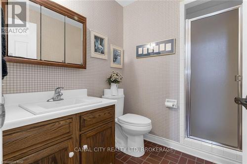 63 Mountain Street, St. Catharines (460 - Burleigh Hill), ON - Indoor Photo Showing Bathroom