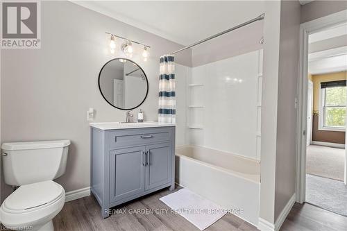 60 John Street, Welland (768 - Welland Downtown), ON - Indoor Photo Showing Bathroom