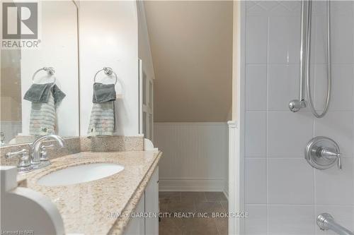 4 Haig Street, St. Catharines (451 - Downtown), ON - Indoor Photo Showing Bathroom