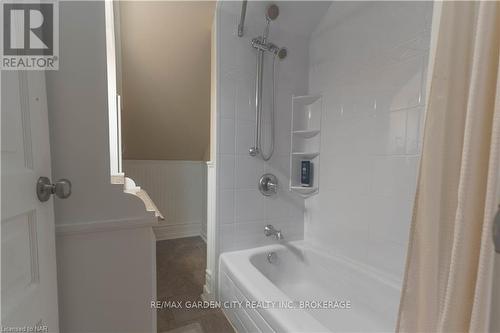 4 Haig Street, St. Catharines (451 - Downtown), ON - Indoor Photo Showing Bathroom