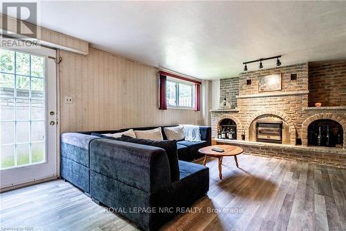 5811 Hillcrest Crescent, Niagara Falls (205 - Church'S Lane), ON - Indoor Photo Showing Living Room With Fireplace