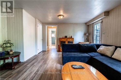 5811 Hillcrest Crescent, Niagara Falls (205 - Church'S Lane), ON - Indoor Photo Showing Living Room