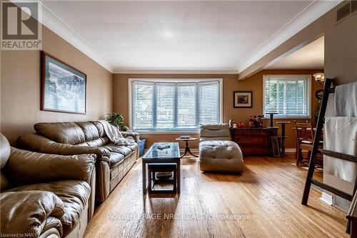 5811 Hillcrest Crescent, Niagara Falls (205 - Church'S Lane), ON - Indoor Photo Showing Living Room