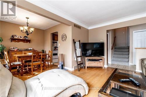 5811 Hillcrest Crescent, Niagara Falls (205 - Church'S Lane), ON - Indoor Photo Showing Living Room