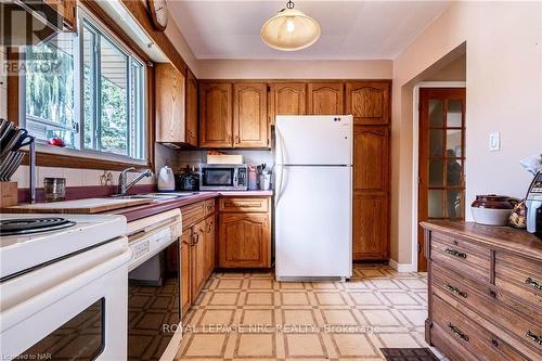 5811 Hillcrest Crescent, Niagara Falls (205 - Church'S Lane), ON - Indoor Photo Showing Kitchen With Double Sink