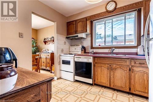 5811 Hillcrest Crescent, Niagara Falls (205 - Church'S Lane), ON - Indoor Photo Showing Kitchen With Double Sink