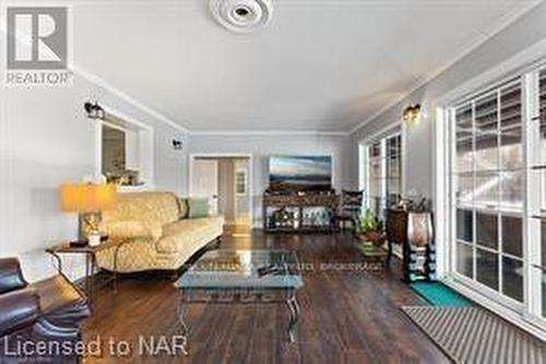 2850 Thunder Bay Road, Fort Erie (335 - Ridgeway), ON - Indoor Photo Showing Living Room