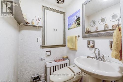 6 Highland Gardens, Welland (769 - Prince Charles), ON - Indoor Photo Showing Bathroom