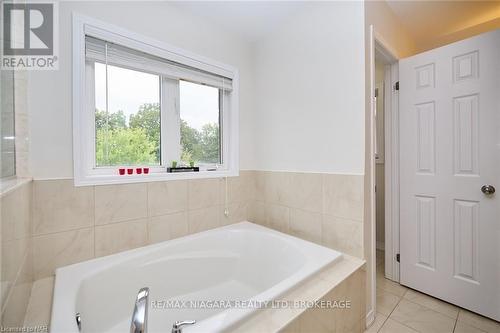 7721 Sassafras Trail, Niagara Falls (222 - Brown), ON - Indoor Photo Showing Bathroom