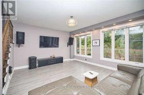 7721 Sassafras Trail, Niagara Falls (222 - Brown), ON - Indoor Photo Showing Living Room