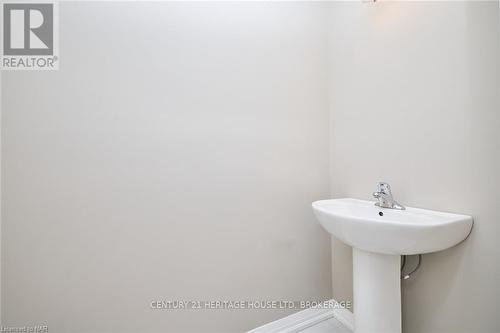 23 - 397 Garrison Road, Fort Erie (333 - Lakeshore), ON - Indoor Photo Showing Bathroom