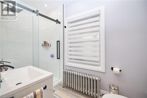 48 Semley Avenue, Welland (772 - Broadway), ON - Indoor Photo Showing Bathroom