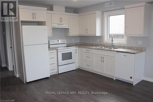 1 - 113 Downs Drive, Welland (768 - Welland Downtown), ON - Indoor Photo Showing Kitchen With Double Sink