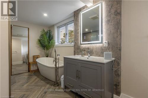 110 Garner Avenue, Welland (768 - Welland Downtown), ON - Indoor Photo Showing Bathroom