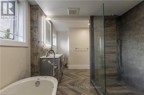 110 Garner Avenue, Welland (768 - Welland Downtown), ON - Indoor Photo Showing Bathroom