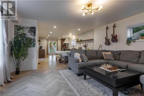 110 Garner Avenue, Welland (768 - Welland Downtown), ON - Indoor Photo Showing Living Room