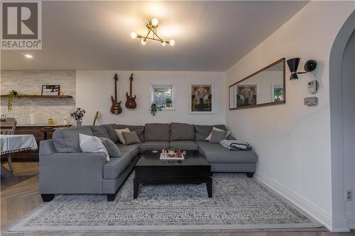 110 Garner Avenue, Welland (768 - Welland Downtown), ON - Indoor Photo Showing Living Room