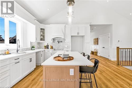 7490 Sherrilee Crescent, Niagara Falls (222 - Brown), ON - Indoor Photo Showing Kitchen With Upgraded Kitchen