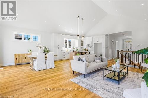 7490 Sherrilee Crescent, Niagara Falls (222 - Brown), ON - Indoor Photo Showing Living Room