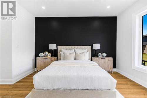 7490 Sherrilee Crescent, Niagara Falls (222 - Brown), ON - Indoor Photo Showing Bedroom