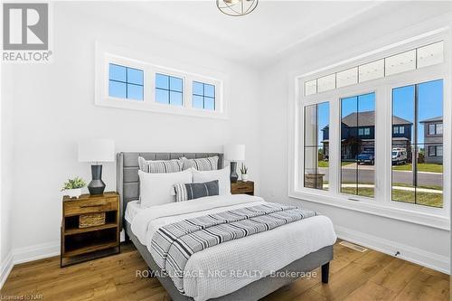 7490 Sherrilee Crescent, Niagara Falls (222 - Brown), ON - Indoor Photo Showing Bedroom