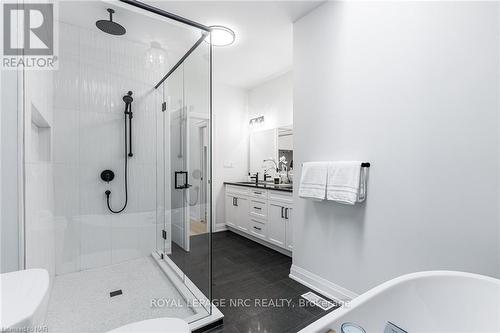 7490 Sherrilee Crescent, Niagara Falls (222 - Brown), ON - Indoor Photo Showing Bathroom