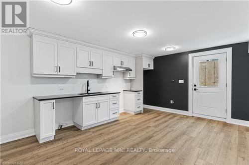 7490 Sherrilee Crescent, Niagara Falls (222 - Brown), ON - Indoor Photo Showing Kitchen