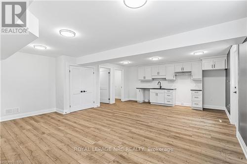 7490 Sherrilee Crescent, Niagara Falls (222 - Brown), ON - Indoor Photo Showing Kitchen