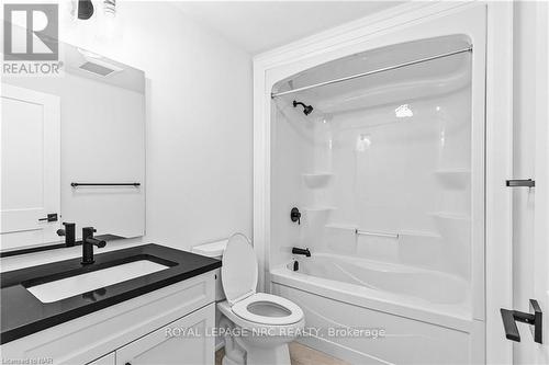 7490 Sherrilee Crescent, Niagara Falls (222 - Brown), ON - Indoor Photo Showing Bathroom