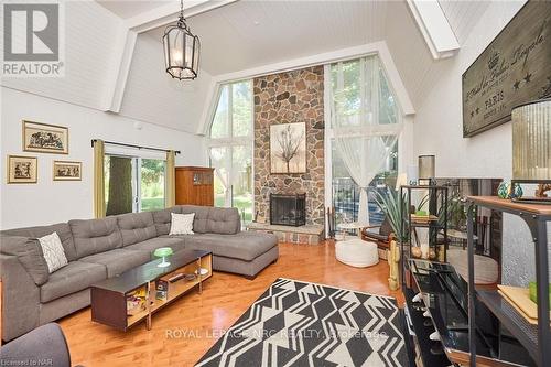 2459 Noella Crescent, Niagara Falls (207 - Casey), ON - Indoor Photo Showing Living Room With Fireplace