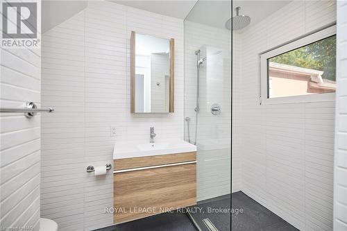 86 Queen St Street, St. Catharines (451 - Downtown), ON - Indoor Photo Showing Bathroom