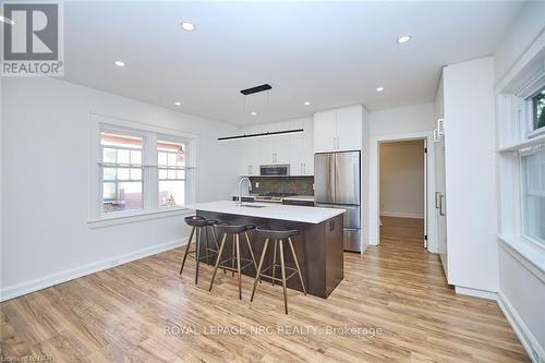 86 Queen St Street, St. Catharines (451 - Downtown), ON - Indoor Photo Showing Kitchen