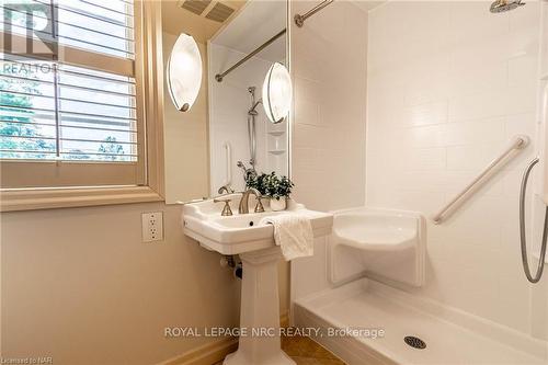 4189 Elberta Avenue, Niagara Falls (212 - Morrison), ON - Indoor Photo Showing Bathroom