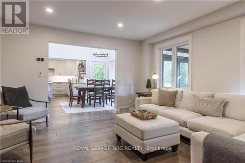 12 Scottdale Court, Pelham (662 - Fonthill), ON - Indoor Photo Showing Living Room