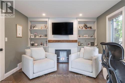 12 Scottdale Court, Pelham (662 - Fonthill), ON - Indoor Photo Showing Living Room With Fireplace