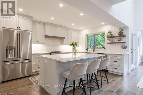 12 Scottdale Court, Pelham (662 - Fonthill), ON - Indoor Photo Showing Kitchen With Upgraded Kitchen