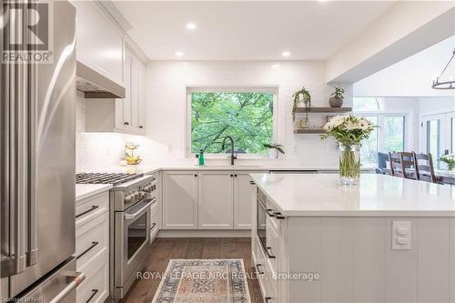 12 Scottdale Court, Pelham (662 - Fonthill), ON - Indoor Photo Showing Kitchen With Upgraded Kitchen