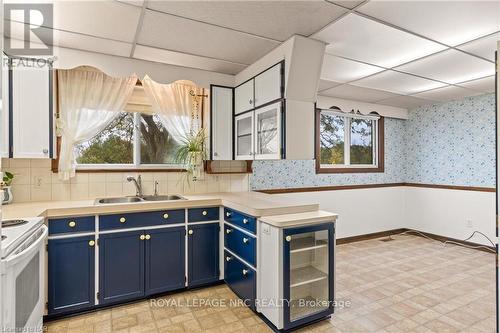 1467 Stevensville Road, Fort Erie (329 - Mulgrave), ON - Indoor Photo Showing Kitchen With Double Sink