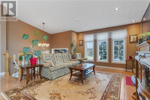 31 Crysler Crescent, Thorold (558 - Confederation Heights), ON - Indoor Photo Showing Living Room