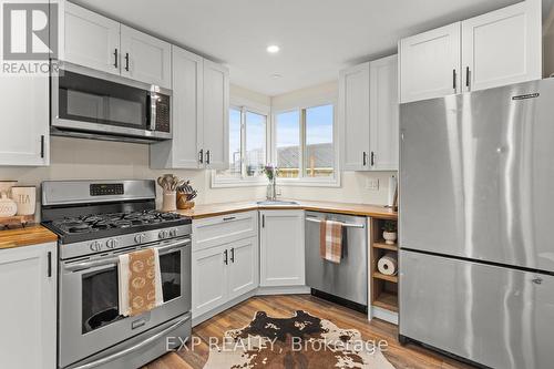 2474 Stevensville Road, Fort Erie (328 - Stevensville), ON - Indoor Photo Showing Kitchen