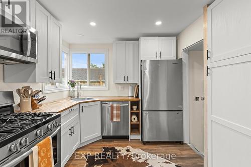 2474 Stevensville Road, Fort Erie (328 - Stevensville), ON - Indoor Photo Showing Kitchen