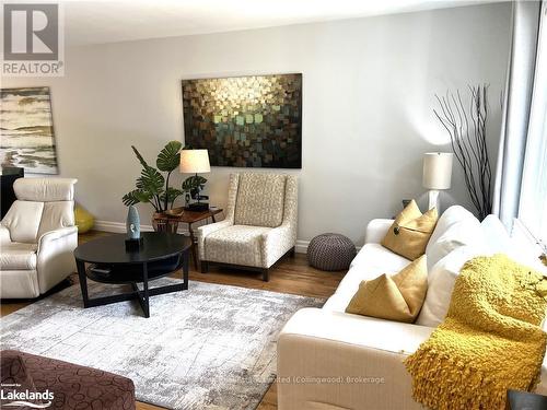 249 Pine Street, Collingwood, ON - Indoor Photo Showing Living Room