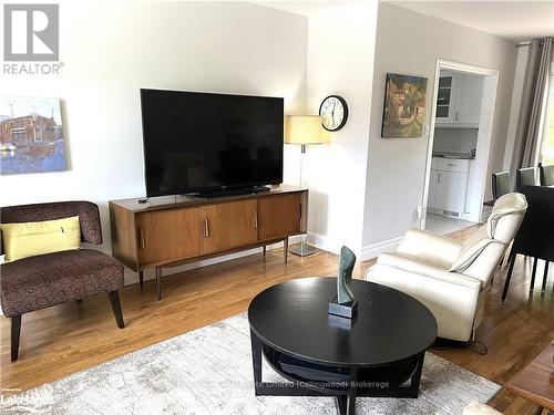 249 Pine Street, Collingwood, ON - Indoor Photo Showing Living Room