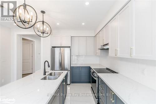 5 Rosanne Circle, Wasaga Beach, ON - Indoor Photo Showing Kitchen With Stainless Steel Kitchen With Double Sink With Upgraded Kitchen