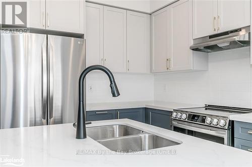 5 Rosanne Circle, Wasaga Beach, ON - Indoor Photo Showing Kitchen With Stainless Steel Kitchen With Double Sink With Upgraded Kitchen