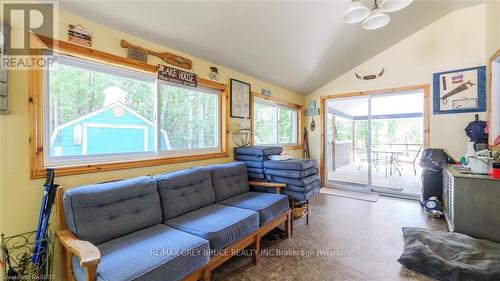 11 Silversides Pt Road, Northern Bruce Peninsula, ON - Indoor Photo Showing Living Room