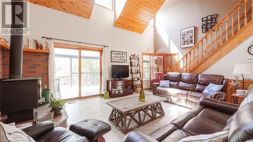 11 Silversides Pt Road, Northern Bruce Peninsula, ON - Indoor Photo Showing Living Room