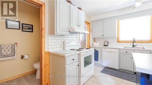 11 Silversides Pt Road, Northern Bruce Peninsula, ON - Indoor Photo Showing Kitchen