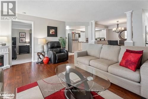 A405 - 216 Plains Road W, Burlington (Bayview), ON - Indoor Photo Showing Living Room