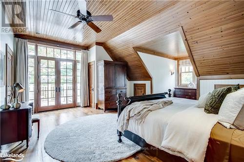 1902 Foxpoint Road, Lake Of Bays (Franklin), ON - Indoor Photo Showing Bedroom